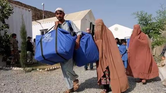 له ایران څخه اېستل شوي افغانان د وچکالۍ، فقر او محدودیتونو له کړاو سره مخ دي