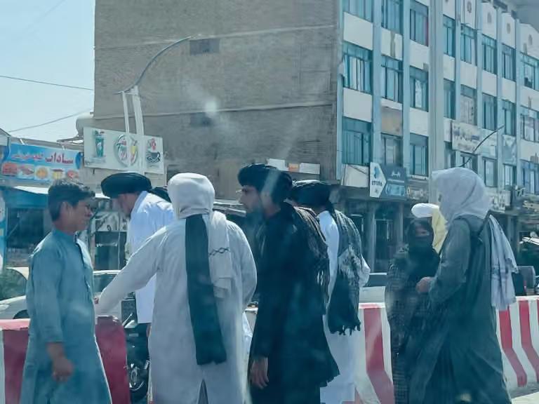 محتسبان امر به معروف طالبان شماری از صرافان بازار قندهار را بازداشت کردند