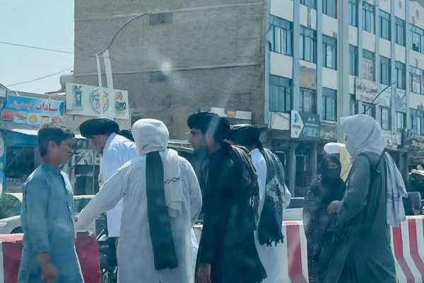 محتسبان امر به معروف طالبان شماری از صرافان بازار قندهار را بازداشت کردند