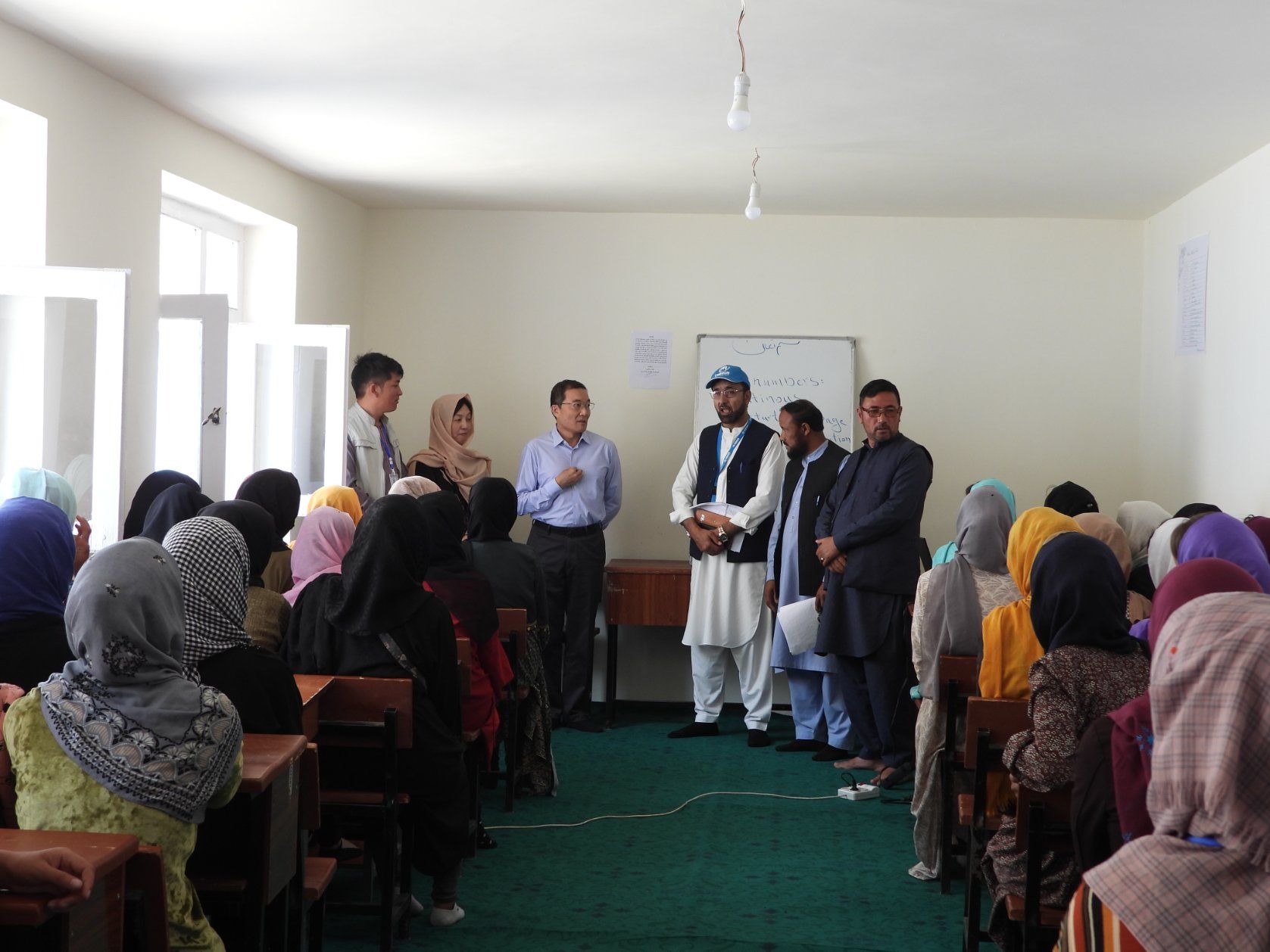 سفیر جاپان در سفر به بامیان با شماری از زنان این ولایت دیدار کرد