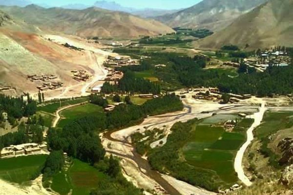 کارمندان صحی در بامیان: «به بهانههای مختلف از ما پول میگیرند»