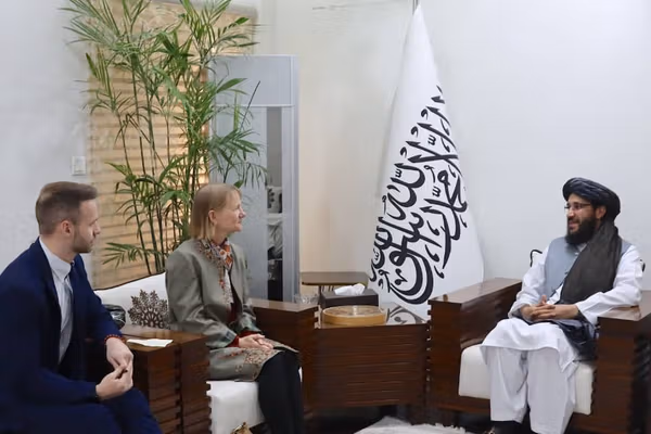 طالب سفیر په پاکستان کې د کډوالو عالي کمیشنرۍ له مشرې سره د کډوالو پر ستونزو غږېدلی