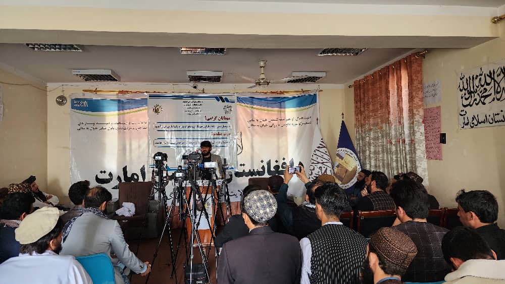  بغلان کې د طالبانو والي خبریالانو ته ویلي چې د ناسمو مالوماتو له خپرولو ډډه وکړي 