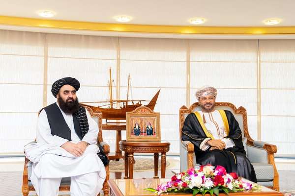 متقي له خپل عماني سیال سره د سوداګریزو او ټرانسپورټي همکاریو د پراخولو په اړه خبرې کړې دي