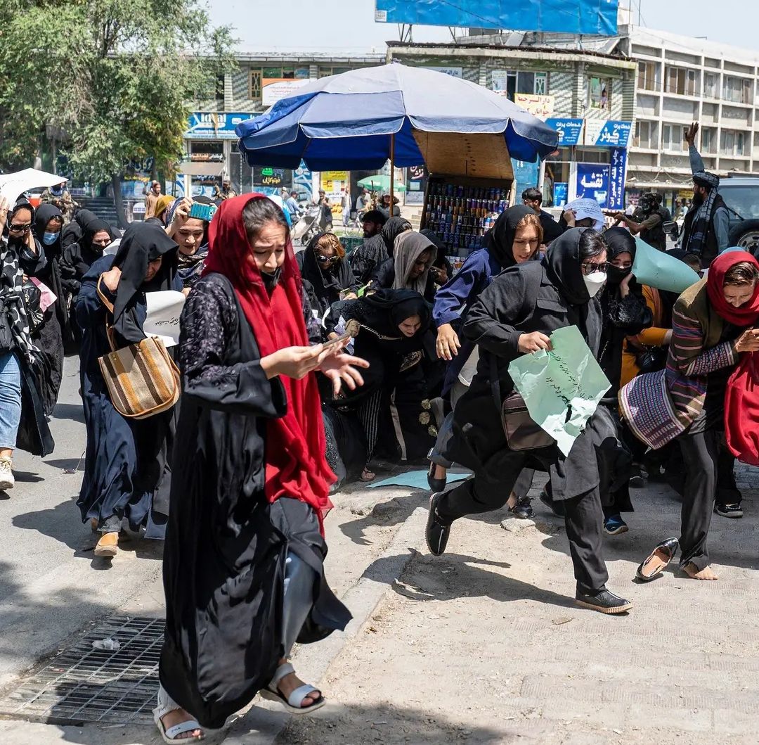 د افغان ښځو زړورتیا او مقاومت؛ چټم هاوس خپله د ۲۰۲۶ کال جایزه افغان مېرمنو ته ورکړه