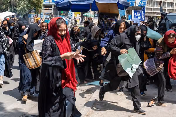 د افغان ښځو زړورتیا او مقاومت؛ چټم هاوس خپله د ۲۰۲۶ کال جایزه افغان مېرمنو ته ورکړه