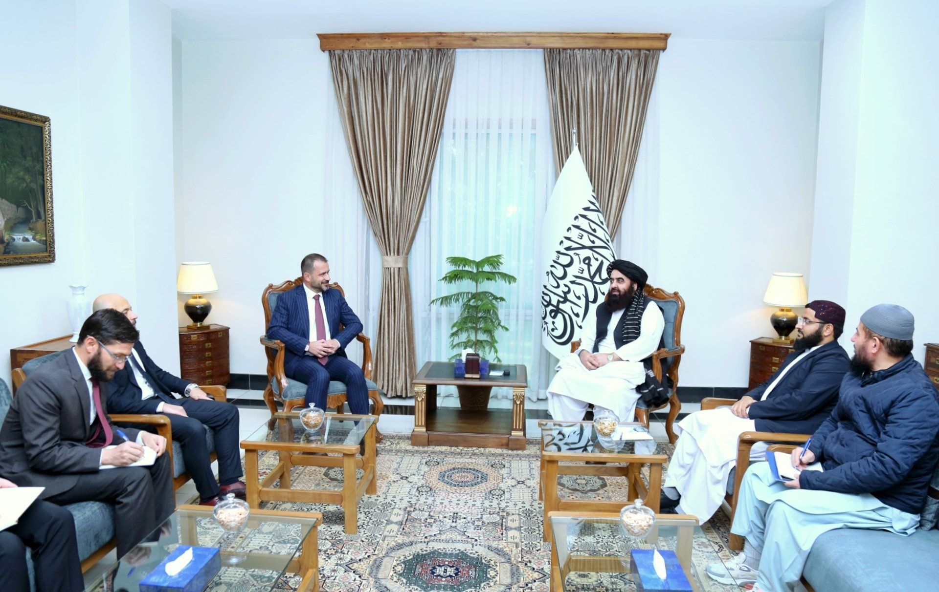 متقي د ترکیې شارژدافیر سره په کابل کې د دوه‌اړخیزو اړیکو د پراختیا په اړه کتلي