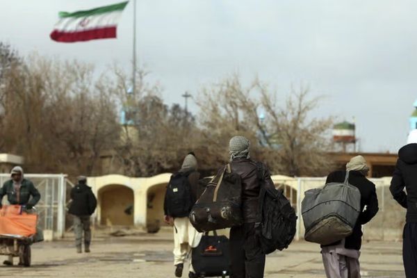 Iran Warns Cell Phone Users Against Transporting Undocumented Migrants