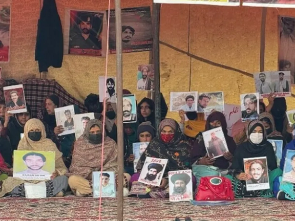 بلوڅ پرلتوال د خپلو ورکو شویو عزیزانو له تصویرونو سره