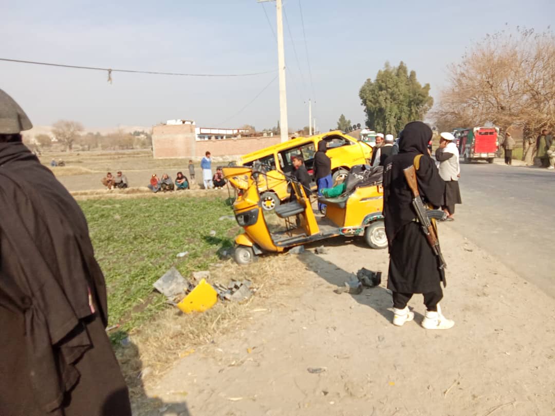 لغمان کې د ترافیکي پېښې له امله پنځه تنه مړه او ۱۷ نور ټپیان شوي