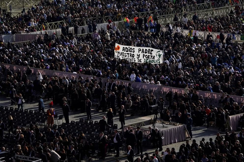 رهبران ۱۵۰ کشور و هزاران نفر در مراسم تشییع جنازه پاپ فرانسیس شرکت کردند