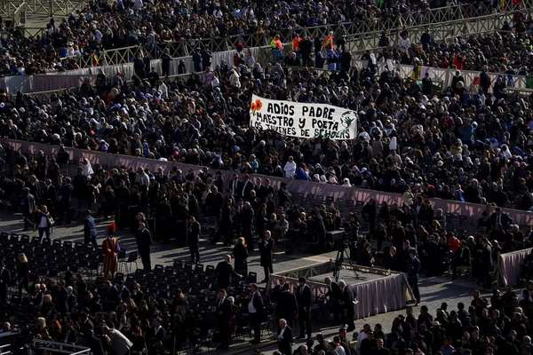 رهبران ۱۵۰ کشور و هزاران نفر در مراسم تشییع جنازه پاپ فرانسیس شرکت کردند