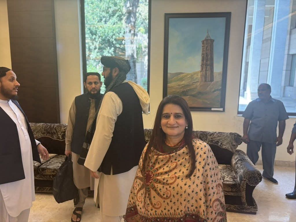 'لبخند پیروزمندانه' زن هندی در سفارت افغانستان در دهلی