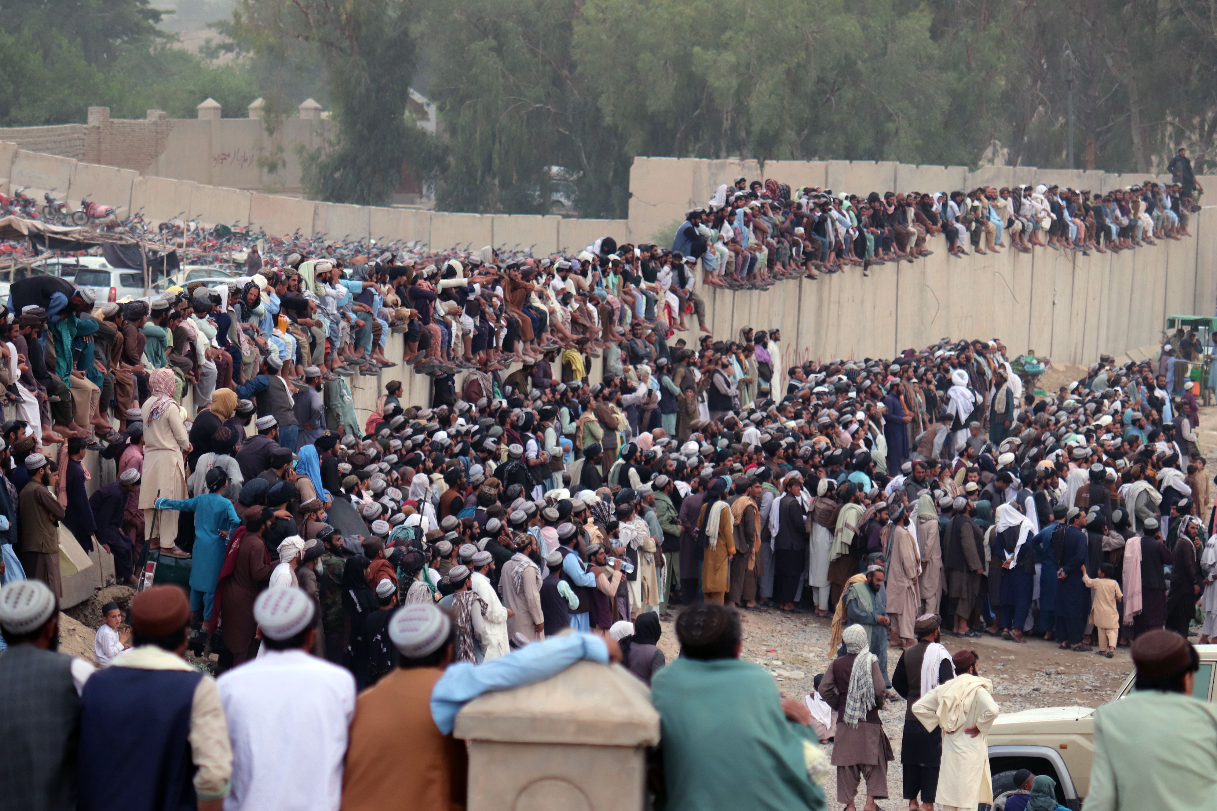 د شالمار په مېله کې د غيږ نيونې لوبې د نندارچيانو یوه برخه