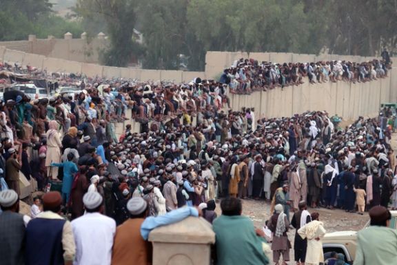 د شالمار په مېله کې د غيږ نيونې لوبې د نندارچيانو یوه برخه