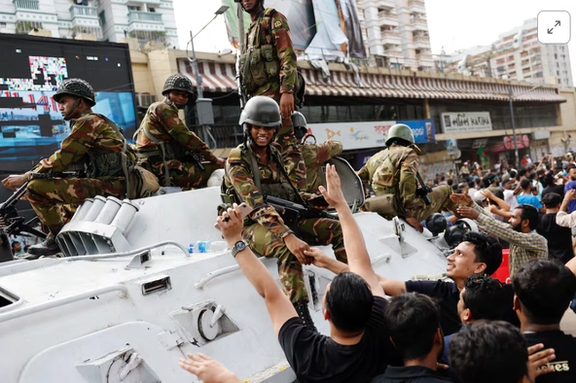 د بنګله دېش لومړۍ وزیرې هند 'ته د تګ په شپه د پوځ ملاتړ له لاسه ورکړی و'