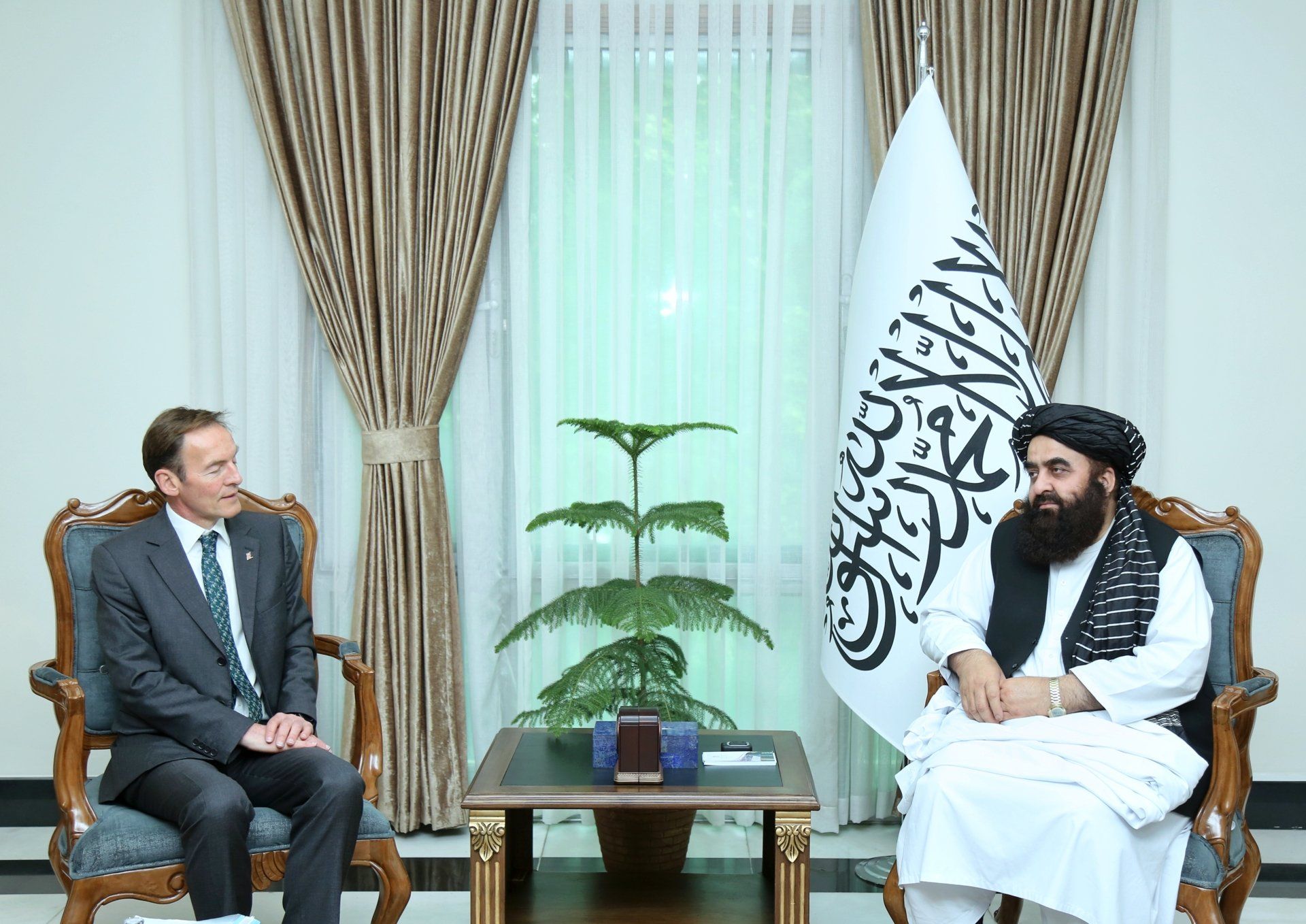 متقي برېټانیا ته ډاډ ور کړی چې د افغانستان خاوره به د هېڅ هېواد پر ضد ونه کاریږي