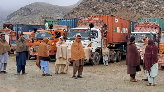 د مېلیونونه ډالرو زیان؛ له دوو میاشتو راهیسې د افغانستان او پاکستان ترمنځ لارې تړلې دي