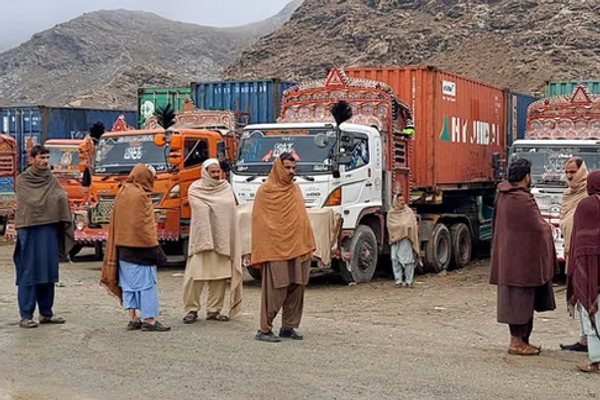 د مېلیونونه ډالرو زیان؛ له دوو میاشتو راهیسې د افغانستان او پاکستان ترمنځ لارې تړلې دي