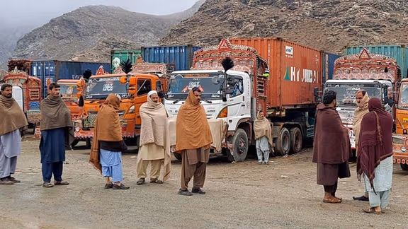 د مېلیونونه ډالرو زیان؛ له دوو میاشتو راهیسې د افغانستان او پاکستان ترمنځ لارې تړلې دي