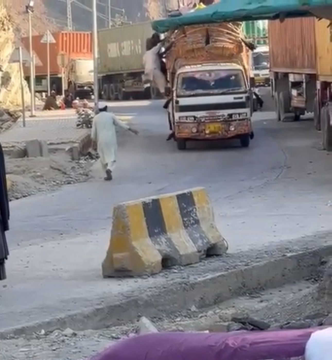 تورخم کې موټرچلوونکي: ځيني کسان د ټرانسپورټ په نوم په زور غېرقانوني پیسې غواړي