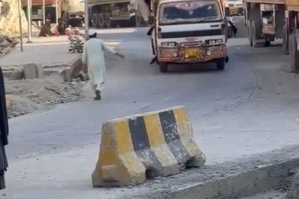 تورخم کې موټرچلوونکي: ځيني کسان د ټرانسپورټ په نوم په زور غېرقانوني پیسې غواړي