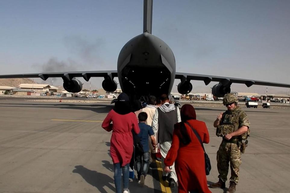 بریتانیا د طالبانو له ګواښ سره مخ  ۳۰۰ افغانان انتقالوي