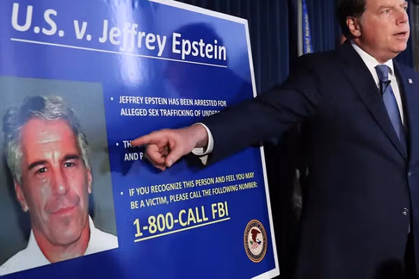 «جِیمیل» شخصی و بایگانی عکسهای اپستین را ببینید