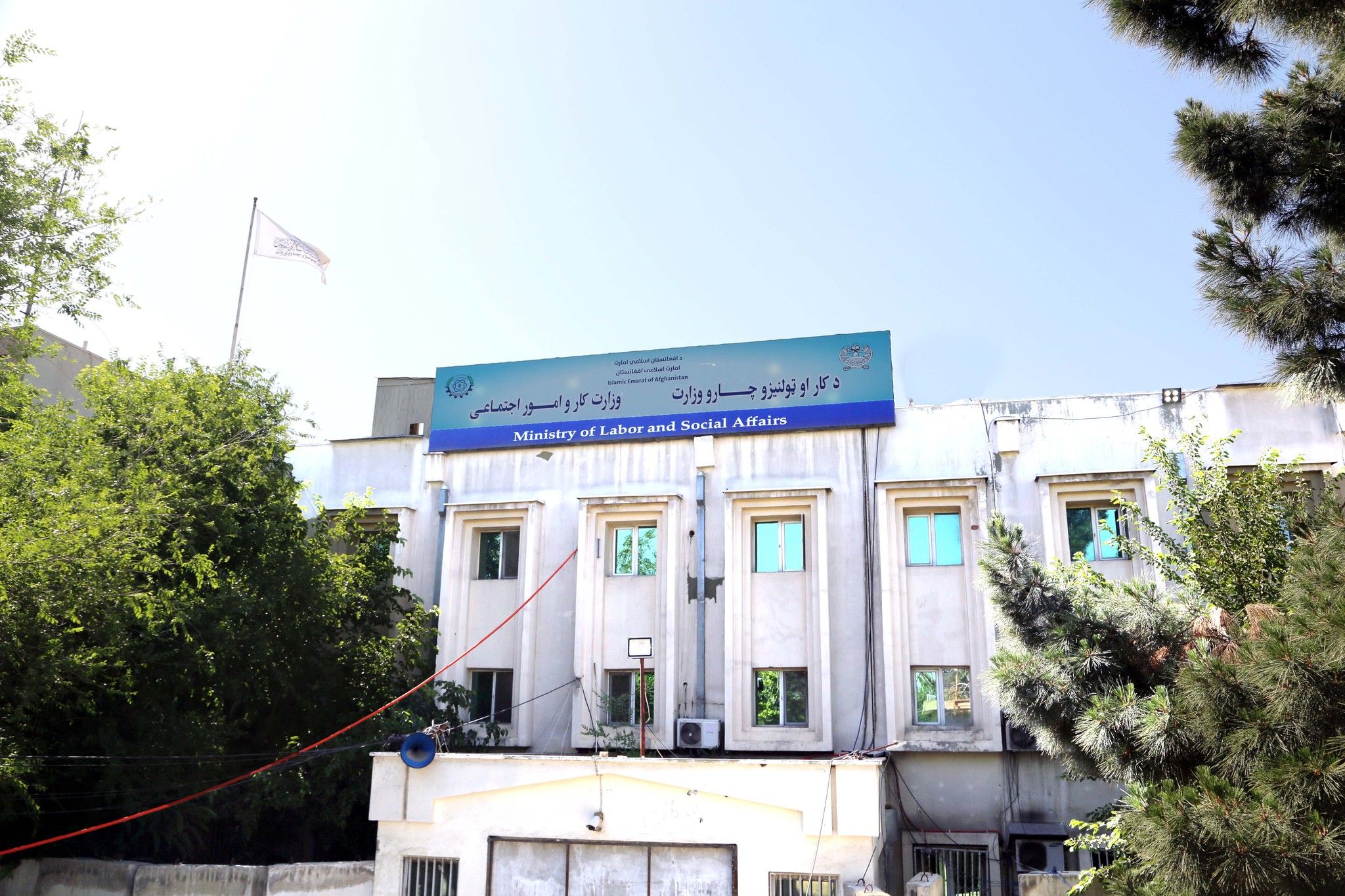 طالبان وايي چې په تېرو څلورو کلونو کې له ۴۰۰ زرو ډېرو کسانو ته د کار جوازونه ورکړل شوي