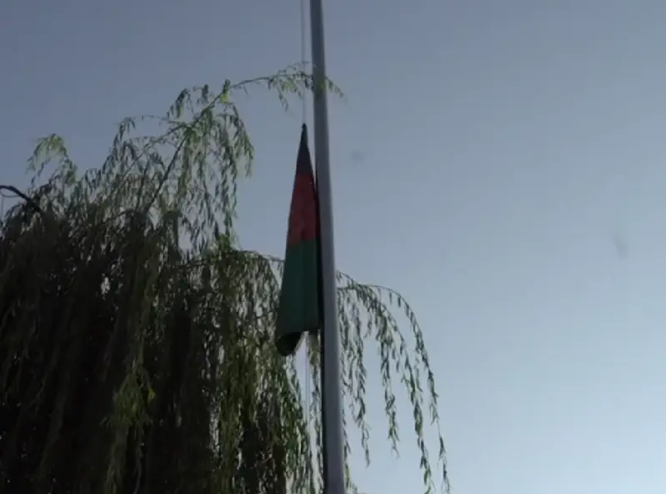 هرات کې د زلزله ځپلو په شمېر کې زیاتوالی؛ تاجکستان کې د افغانستان بیرغ نیم ځوړند شو