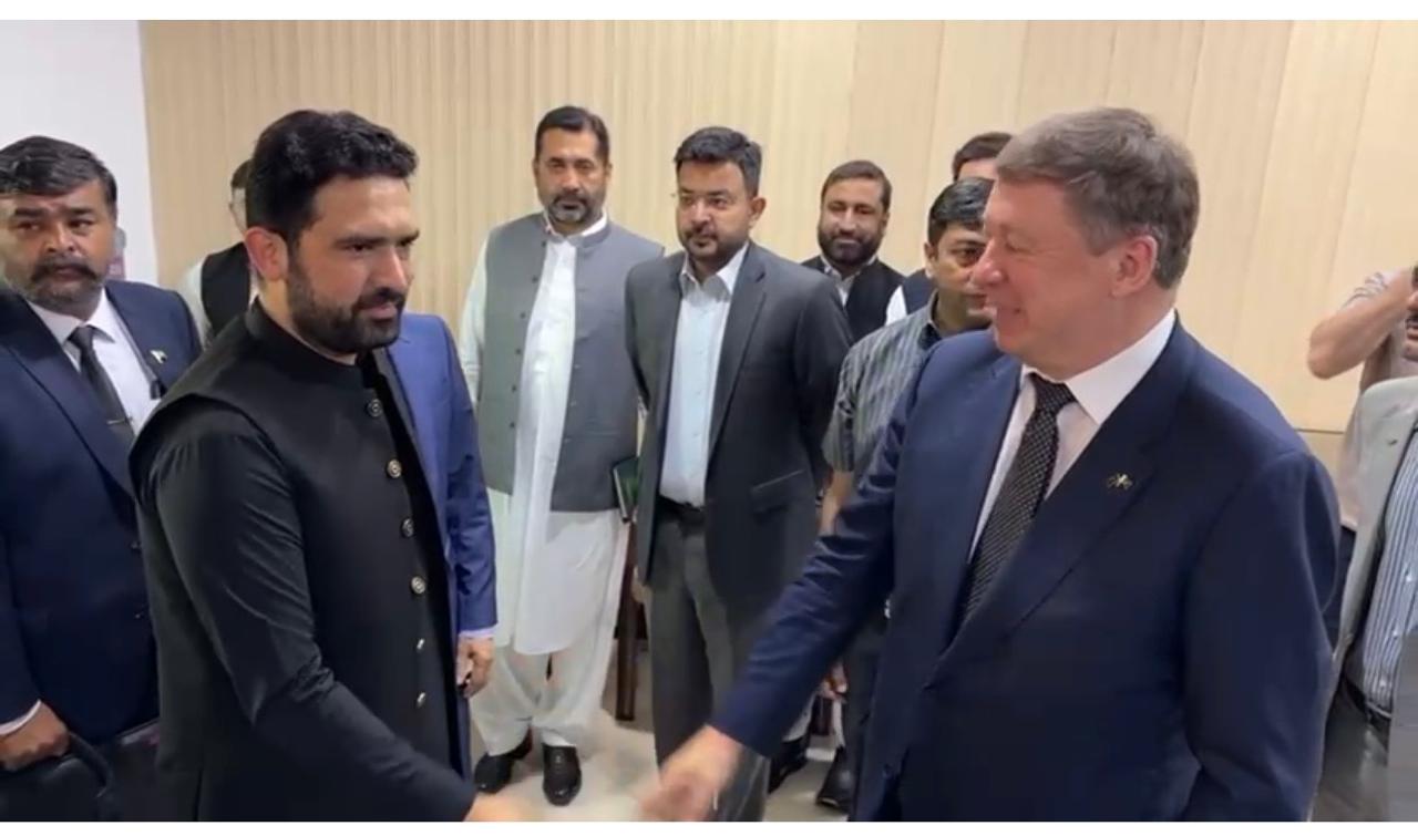 د خیبر پښتونخوا اعلی وزیر: پوځي لارې چارې د افغانستان او پاکستان ستونزې نه شي اوارولی