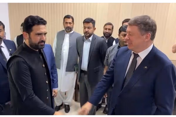 د خیبر پښتونخوا اعلی وزیر: پوځي لارې چارې د افغانستان او پاکستان ستونزې نه شي اوارولی