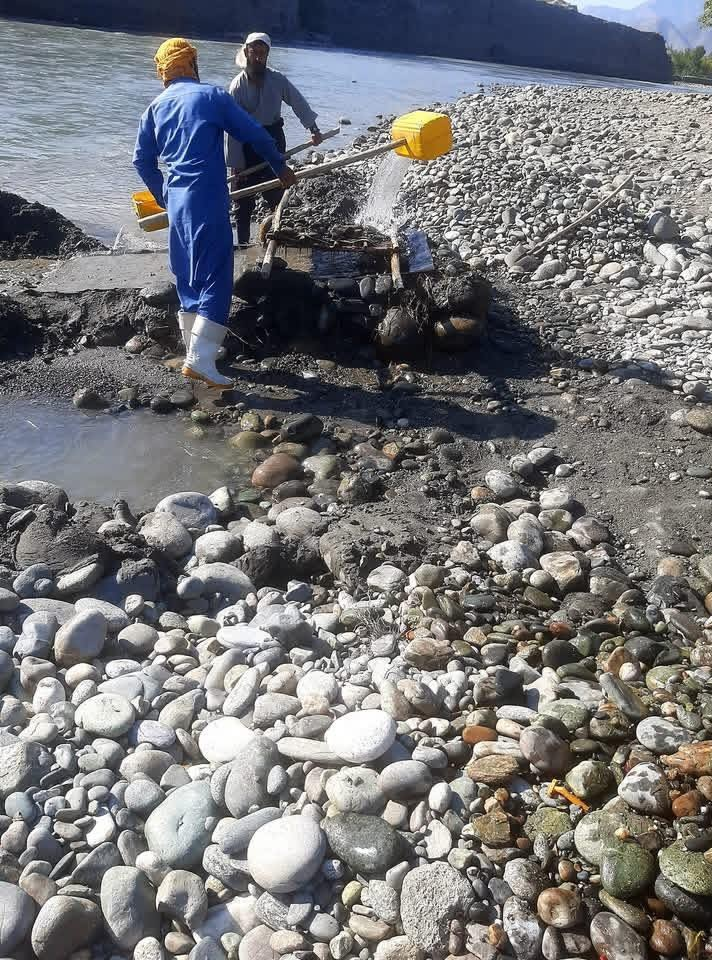 د کونړ له سینده خلک په اونۍ کې یو ګرام سره زر راټولوي چې بیه یې شاوخوا ۸۰۰۰ افغانۍ کیږي