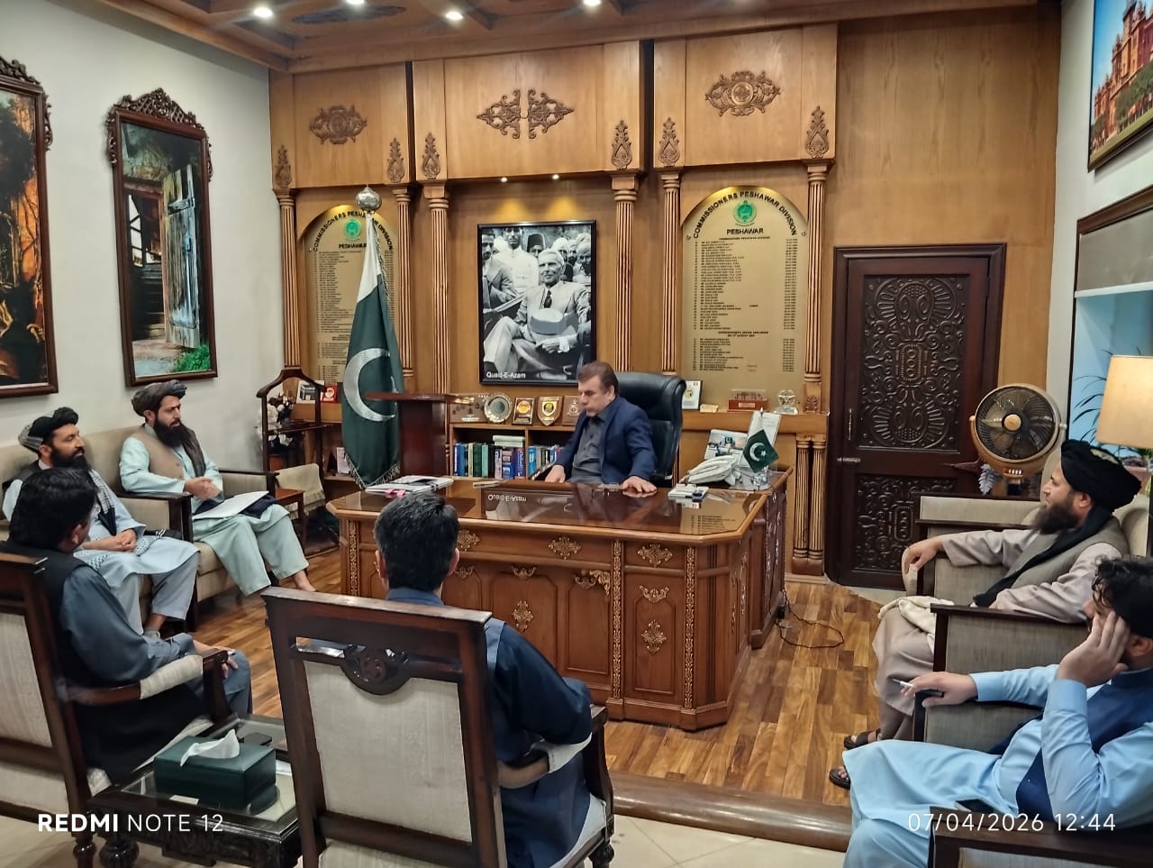  د طالبانو ډېپلوماتان د پېښور له کمیشنر سره د ستنېدونکو افغانانو پر ستونزو غږېدلي 