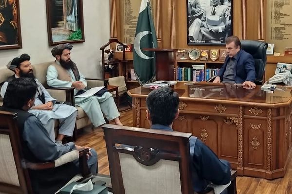 د طالبانو ډېپلوماتان د پېښور له کمیشنر سره د ستنېدونکو افغانانو پر ستونزو غږېدلي