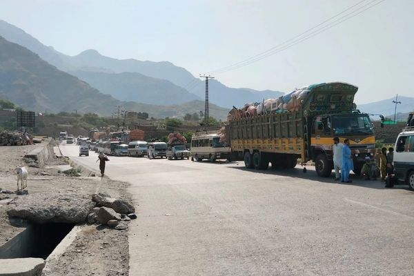د خیبر ټرانسپورټ اتحادیې افغانستان ته د باروړنکو موټرو تګ راتګ د احتجاج په توګه درولي