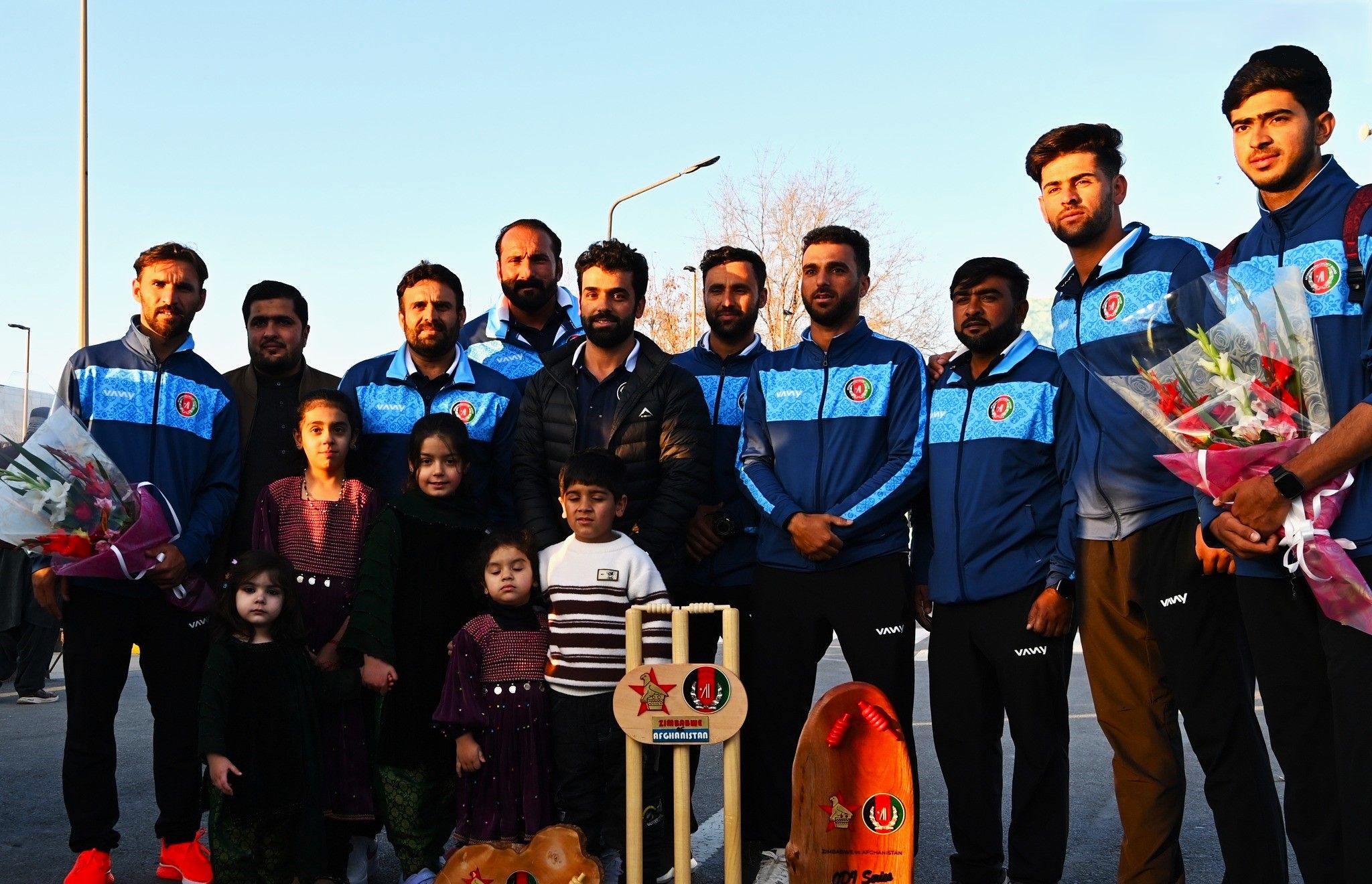 تعدادی از بازیکنان تیم ملی کریکت افغانستان با سه جام قهرمانی به کابل بازگشتند