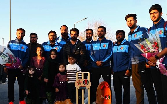 تعدادی از بازیکنان تیم ملی کریکت افغانستان با سه جام قهرمانی به کابل بازگشتند