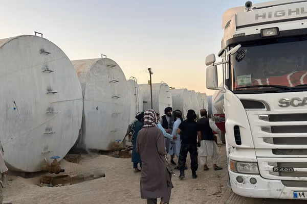 په کندهار کې د تېلو د پمپونو اتحادیه د تېلو ورځنۍ بیه د طالبانو د یوې کړۍ په خوښه ټاکي