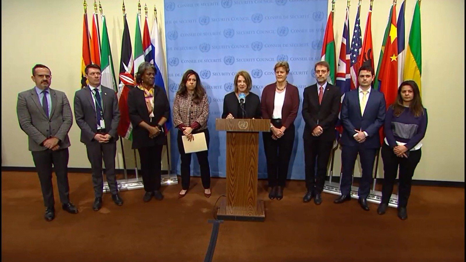 نمایندگان ده کشور: نباید دختران افغانستان را که با اشک در خانه رها شدند، ناامید کنیم