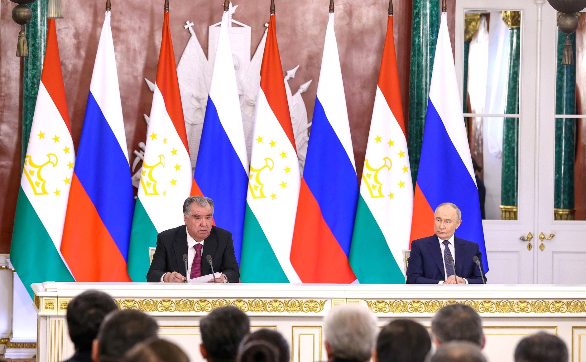 پوتين له افغانستان څخه د ګواښونو پر وړاندې له تاجکستان سره امنيتي همکاري پياوړې کوي