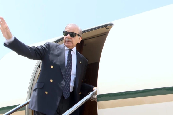 د پاکستان لومړی وزیر په دوه ورځني رسمي سفر بحرين ته ولاړ