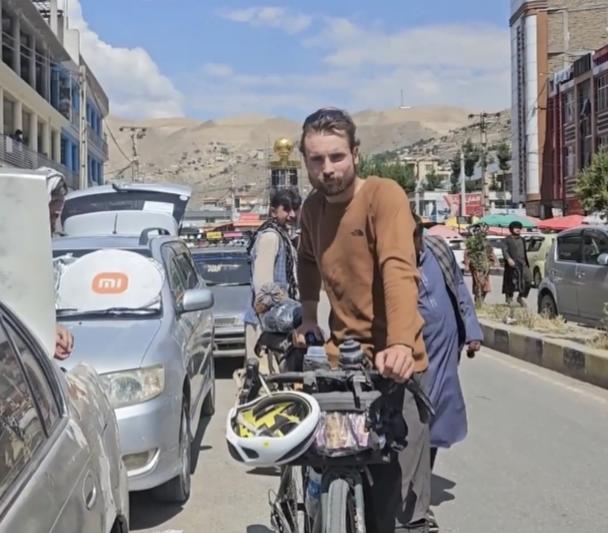 له اروپا تر واخانه؛ سوېډنی سیلانی په بایسکل بدخشان ته تللی