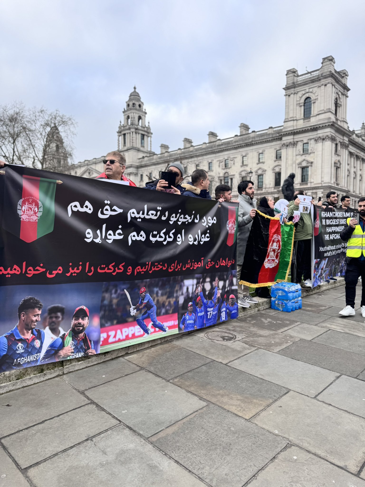  د افغانستان د کرېکټ په ملاتړ د بریتانیا د پارلمان مخې ته افغانانو لاریون وکړ