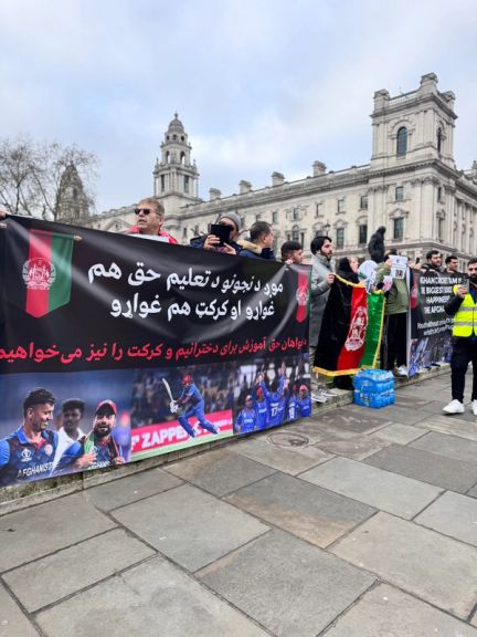 د افغانستان د کرېکټ په ملاتړ د بریتانیا د پارلمان مخې ته افغانانو لاریون وکړ