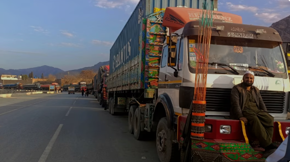 ډان ورځپاڼه: د تورخم دروازې له خلاصېدو ناهېلې تر سلو زیاتې لارۍ بېرته پیښور ته راستانې شوې