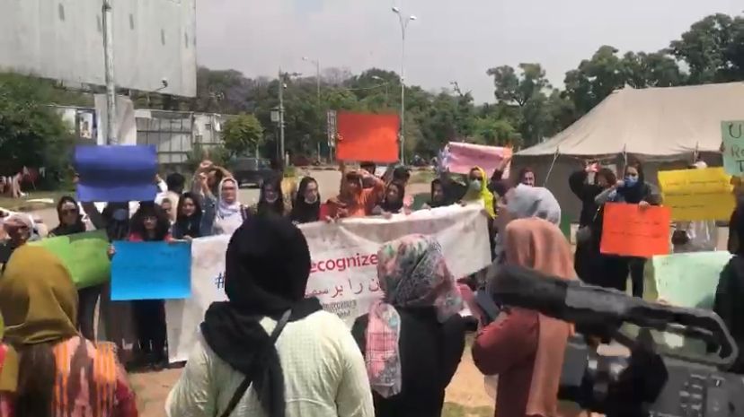 گروهی از مهاجران و اعضای تیم اتحاد و همبستگی زنان افغان در اسلام‌آباد تجمع کردند