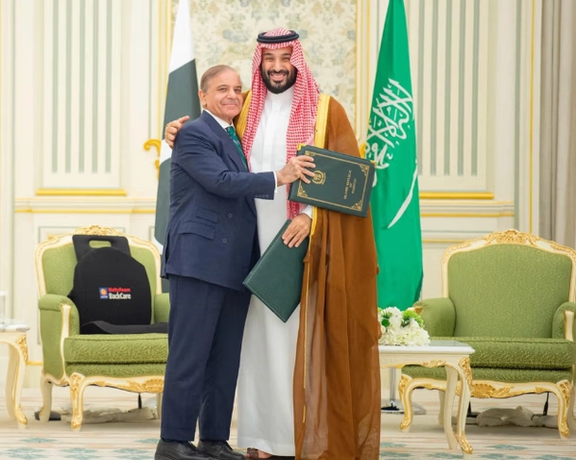 السعودية وباكستان توقعان اتفاقية دفاع استراتيجي مشترك