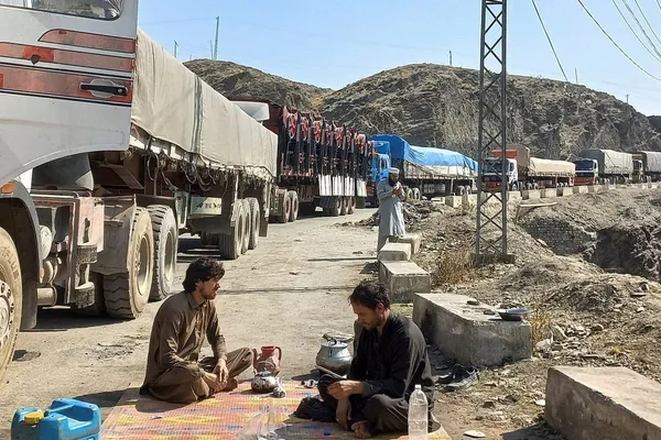 باكستان تسمح بعبور البضائع الأفغانية عبر جميع موانئها بعد أشهر من التوقف