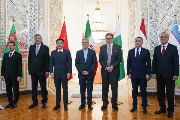 إيران تدعو طالبان وباكستان إلى العودة لطاولة المفاوضات